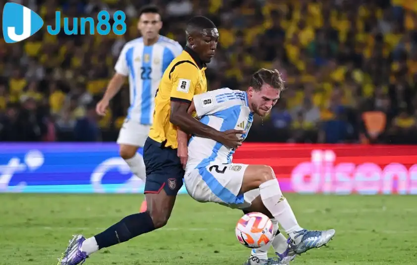HLV Scaloni thừa nhận ĐT Argentina gặp nhiều khó khăn trước Ecuador